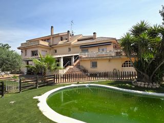 Haus  Carrer de ramon muntaner. Casa con piscina en esparraguera