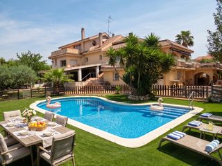 Casa  Carrer de ramon muntaner. Casa con piscina en esparraguera