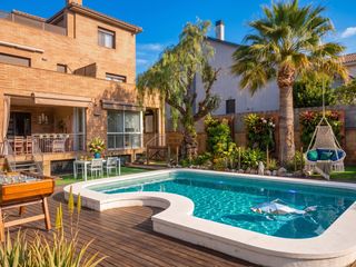 Casa  Avinguda central d'albarrosa. Exclusiva casa unifamiliar con piscina y cuatro apartamentos ind