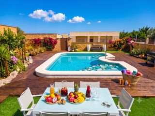 Casa  Avinguda central d'albarrosa. Exclusiva casa unifamiliar con piscina y cuatro apartamentos ind