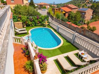 Casa  Via de l'esport. Magnífica casa con piscina, jardín y vistas a la montaña en sant