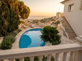 House  Carrer verge del remei. Villa con vistas al mar, piscina privada y pista de tenis en pre
