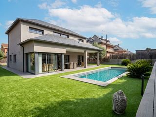 Casa  Carrer dels til·lers. Espectacular vivienda unifamiliar con piscina, jardín y ascensor