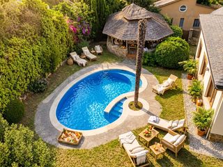 Casa  Carrer pessebre. Espectacular casa independiente con jardín, piscina y bodega en