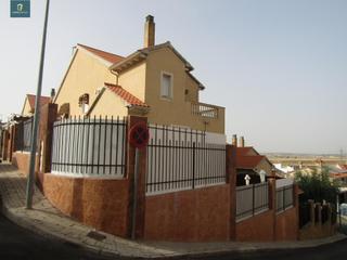 Casa aparellada a Loeches. Chalet en venta en loeches  zona centro