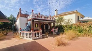 Casa  Extrarradio centro fomento pecuario. Chalet con piscina en las quemadas – amplia parcela y múltiples
