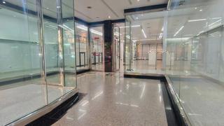 Lloguer Local Comercial  Tras la puerta. Amplio locar junto avenida barcelona