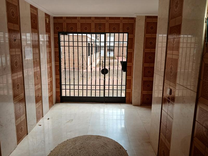 Foto 6ec79e7a-7de7-4859-aea1-2463d4d63ad7. Piso en calle de paco león 4 4 habitaciones y 2 baños junto a deza en Córdoba