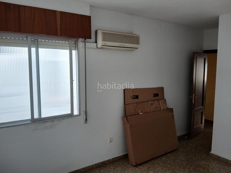 Foto a4f28bb5-8401-44c5-b8d7-94e4edbfd739. Piso en calle de paco león 4 4 habitaciones y 2 baños junto a deza en Córdoba