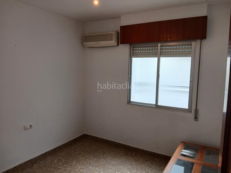 Foto ace9493d-ce20-4655-9f49-df8d463ce3b1. Piso en calle de paco león 4 4 habitaciones y 2 baños junto a deza en Córdoba