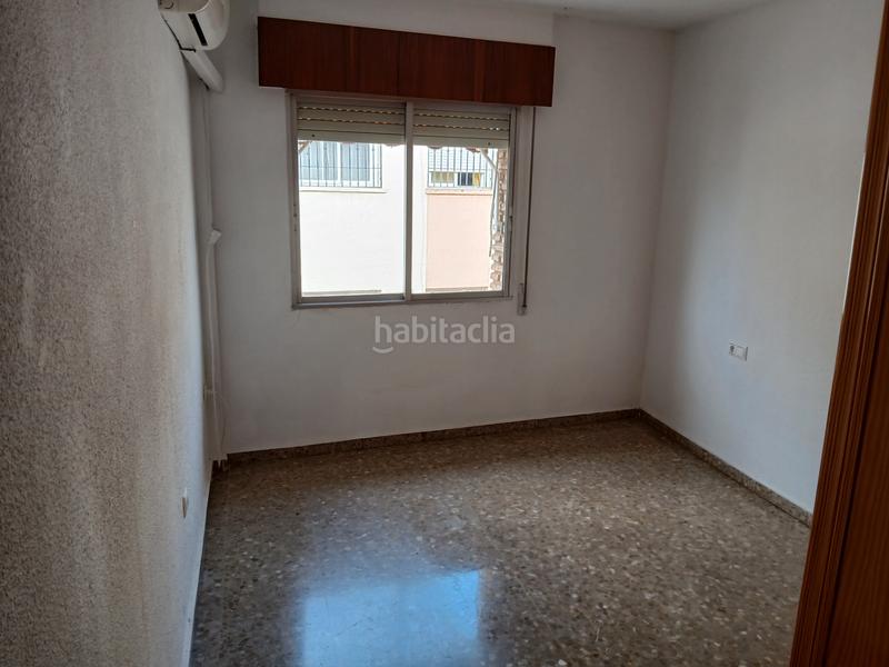 Foto b05804b1-18c0-439e-9550-5b534efb93db. Piso en calle de paco león 4 4 habitaciones y 2 baños junto a deza en Córdoba