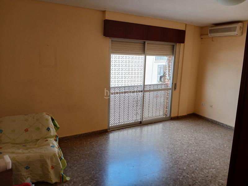Foto bd40ac8a-adcc-40d5-816c-d750f7b0c593. Piso en calle de paco león 4 4 habitaciones y 2 baños junto a deza en Córdoba