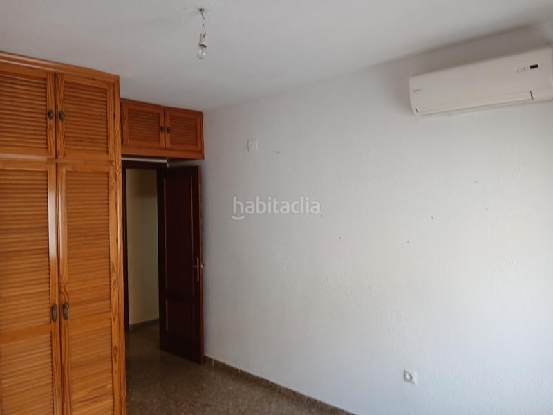Foto c8b5ba82-0eb0-486e-a4c9-3f0063e32860. Piso en calle de paco león 4 4 habitaciones y 2 baños junto a deza en Córdoba
