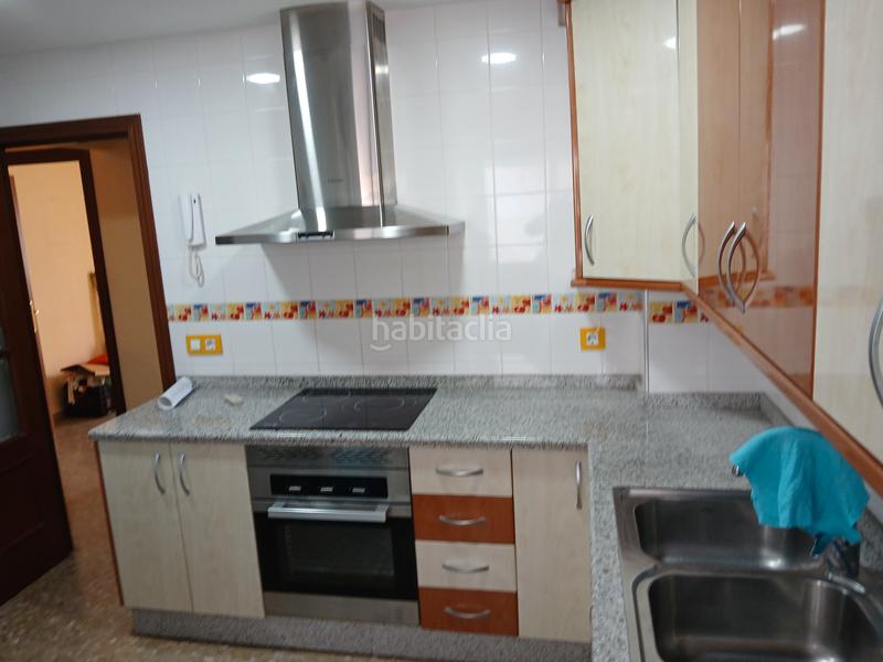 Foto c94a727d-721b-4c55-a98d-fc56164f1fd0. Piso en calle de paco león 4 4 habitaciones y 2 baños junto a deza en Córdoba