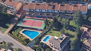 Casa a Calle sansueña 40. ?? gran chalet adosado con piscina y pista de tenis comunitarias