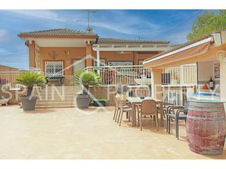 Xalet a Monserrat. Precioso chalet a la venta en montserrat, valencia.