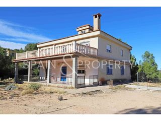 Chalet  Calle carrer 0. Amplia vivienda en suelo rústico con protección forestal, en mon