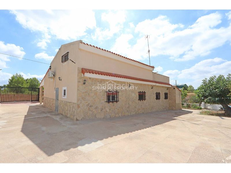 Foto 858aa40b-83d4-4531-8514-5821f7660693. Masia amb aparcament piscina a Montroi / Montroy