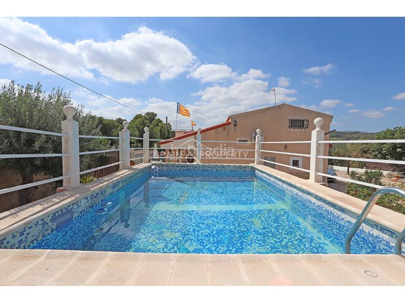 Foto a220a7f2-6755-4e85-9883-84370649aaed. Masia amb aparcament piscina a Montroi / Montroy