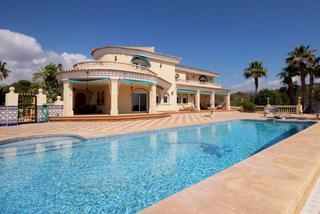 Chalet en Pueblo-Ubanizaciones. Maravillosa villa en alfaz del pi