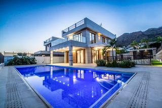 Casa aparellada a Golf Baha. Villa con vistas en sierra cortina