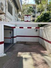Autoparkplatz in L´Albir. Plaza de garaje abierta en el centro del albir