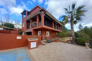 Xalet a La Nucia Pueblo. Espacioso chalet de cuatro habitaciones con piscina en la nucía