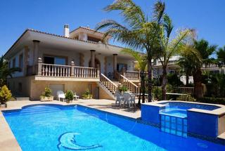 Chalet en Pueblo-Ubanizaciones. Espectacular villa en alfaz del pi