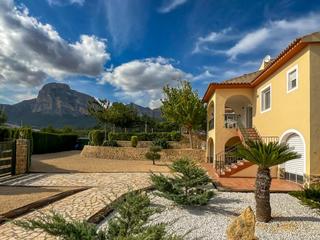 Xalet a Polop. Impresionante villa en polop
