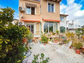 Casa adossada a El Tossal-Bello Horizonte. Adosado de 2 habitaciones, 84m2, y pequeño jardín entre la nucía