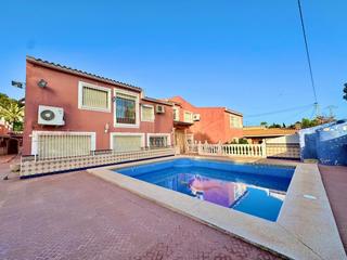 Chalet in Escandinavia-Cautivador. Villa de 400m2 con casa de invitados, piscina, 1200m de parcela