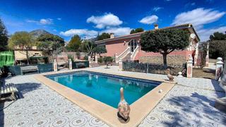 Xalet a Coloma. Villa de 4 habitaciones con piscina y parcela de 3000m2 en avda