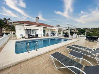 Chalet in Escandinavia-Cautivador. Villa reformada en san rafael, alfaz del pi  oportunidad única