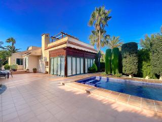 Xalet a Urbanizaciones. Chalet independiente en parcela de 970m2 con piscina muy cerca d