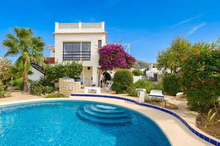 Casa aparellada a L´Albir. Encantador chalet tradicional pareado de 3 dormitorios en albir,