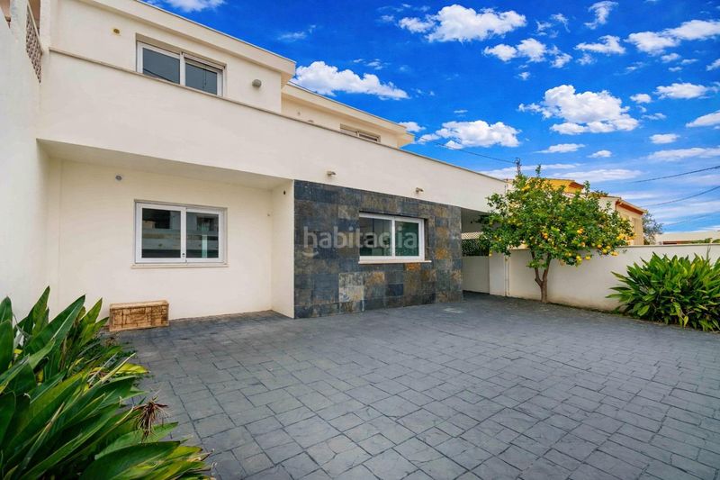 Foto d718339f-7cc6-4b46-8cb3-6cc196f33768. Casa aparellada amb calefacció aparcament piscina a Alfàs del Pi (l´)