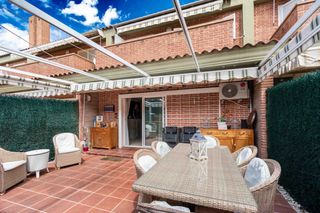 Casa adosada en L´Albir. Céntrico adosado semireformado de 3 habitaciones, garaje y pisci