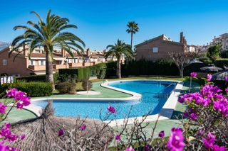 Casa adossada a L´Albir. Céntrico adosado semireformado de 3 habitaciones, garaje y pisci