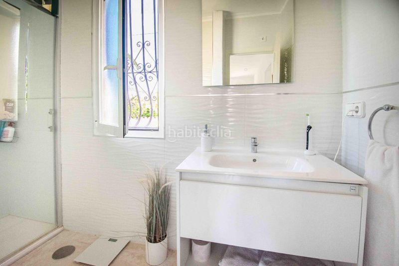 Foto 5b6c7f01-4b80-4217-8458-7e44546e01b2. Casa aparellada amb calefacció aparcament piscina a Alfàs del Pi (l´)