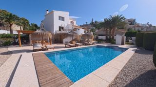 Chalet in Altea Ciudad. Villa totalmente reformada con gran parcela, piscina y espectacu