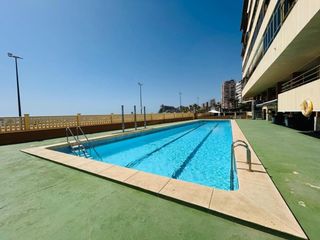 Apartamento en Playa Poniente. Piso de tres dormitorios en primera linea de playa poniente con