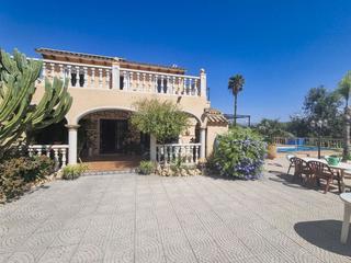 Chalet en Pueblo-Ubanizaciones. Villa de estilo rústico en alfaz del pi