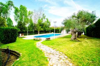 Mas à Villamartín. Venta casa con terreno, pisicina y restaurante.