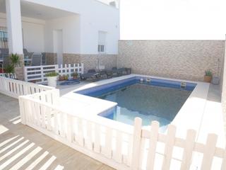 Casa a Ubrique. Venta casa con garaje y piscina