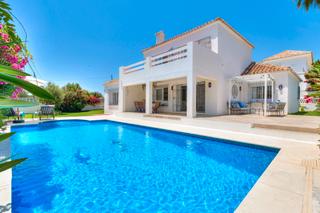 Chalet à Nueva Alcántara. Espectacular villa en san pedro playa