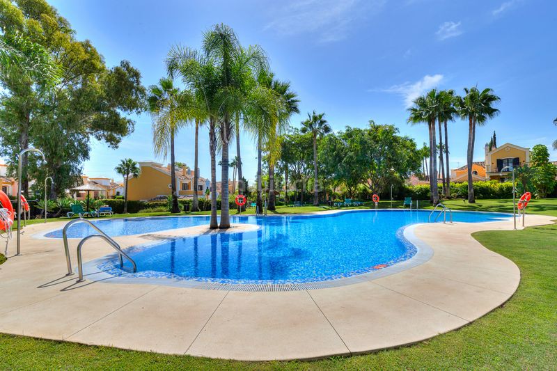 Foto 4866b3db-c375-42e3-a172-276106215351. Chalet en calle d-1i 36 en Guadalmina Alta Marbella