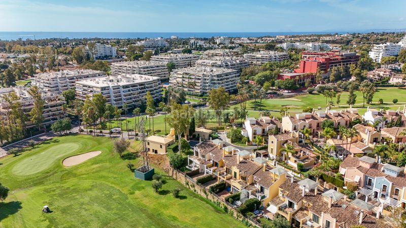 Foto b9085af8-2d21-4a06-b68a-1e9c2e881487. Chalet en calle d-1i 36 en Guadalmina Alta Marbella
