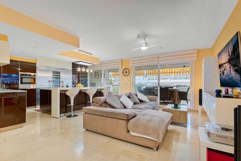 Foto b3c49353-8f6c-4788-a2c6-317e69cfe002. Dachwohnung mit parking pool in Zona Miraflores Marbella