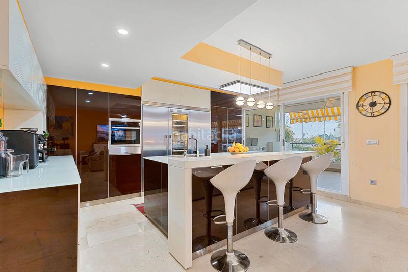 Foto 87252d91-e542-42ed-9f09-91d1304b5c39. Penthouse with parking pool in Zona Miraflores Marbella