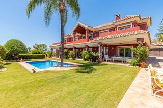 Xalet a San Pedro de Alcántara Pueblo. Villa en venta en san pedro alcántara